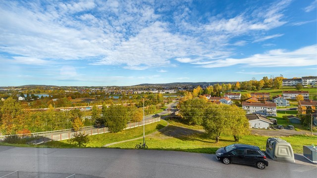 Utsikt mot det omkringliggende landskapet og nærområdet.