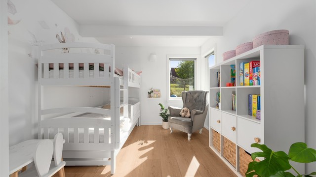 Soverom med god plass til både seng og lekeareal.