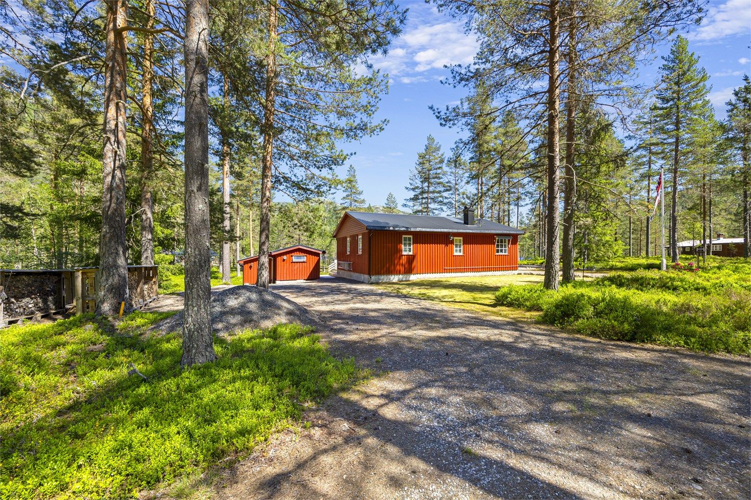 Eiendommen har biloppstillingsplass på gruset adkomstvei.