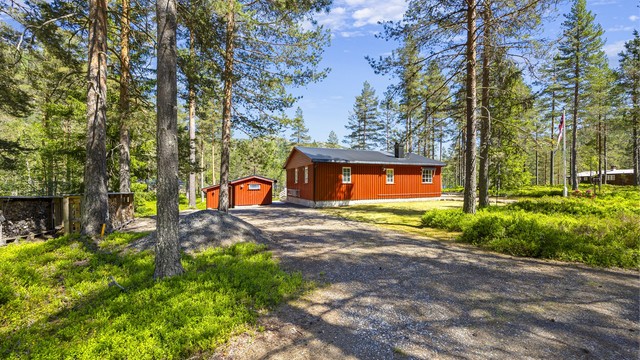 Eiendommen har biloppstillingsplass på gruset adkomstvei.