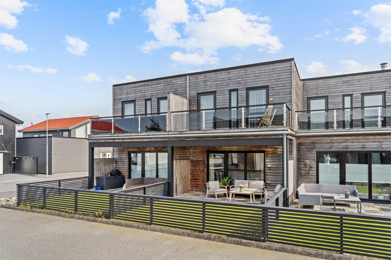 Velkommen til Storrvegen 39, presenteres av Dardan Shabi v/Eiendomsmegler Krogsveen. Foto: Nordbø Foto