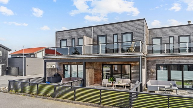 Velkommen til Storrvegen 39, presenteres av Dardan Shabi v/Eiendomsmegler Krogsveen. Foto: Nordbø Foto