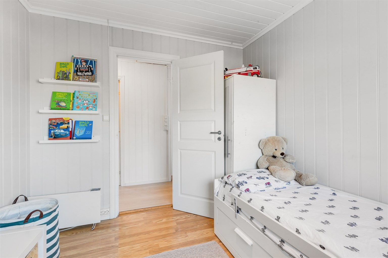 Barnerom også det med utsikt mot sjøen.