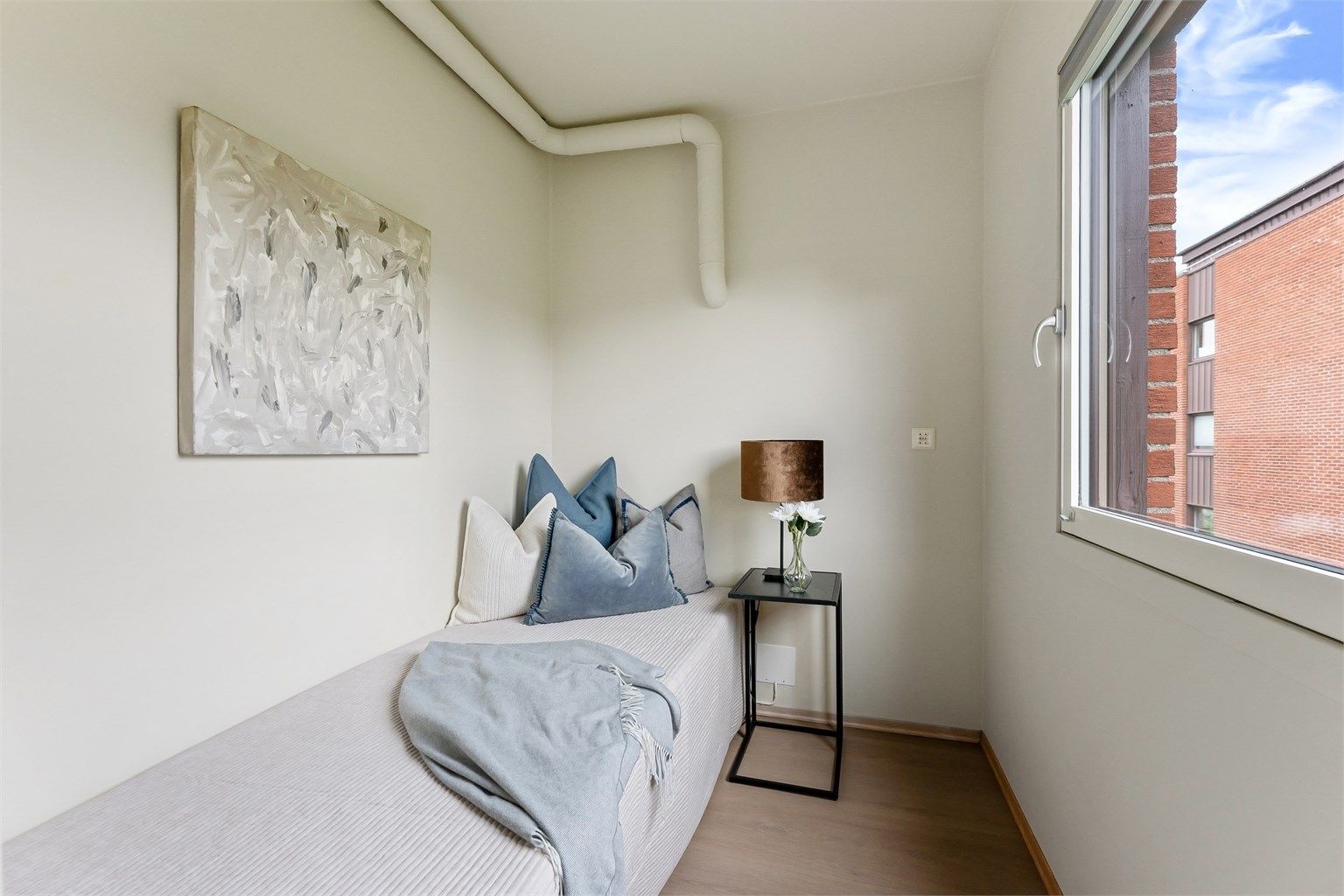 Soverom med plass til seng og oppbevaringsmøbel.