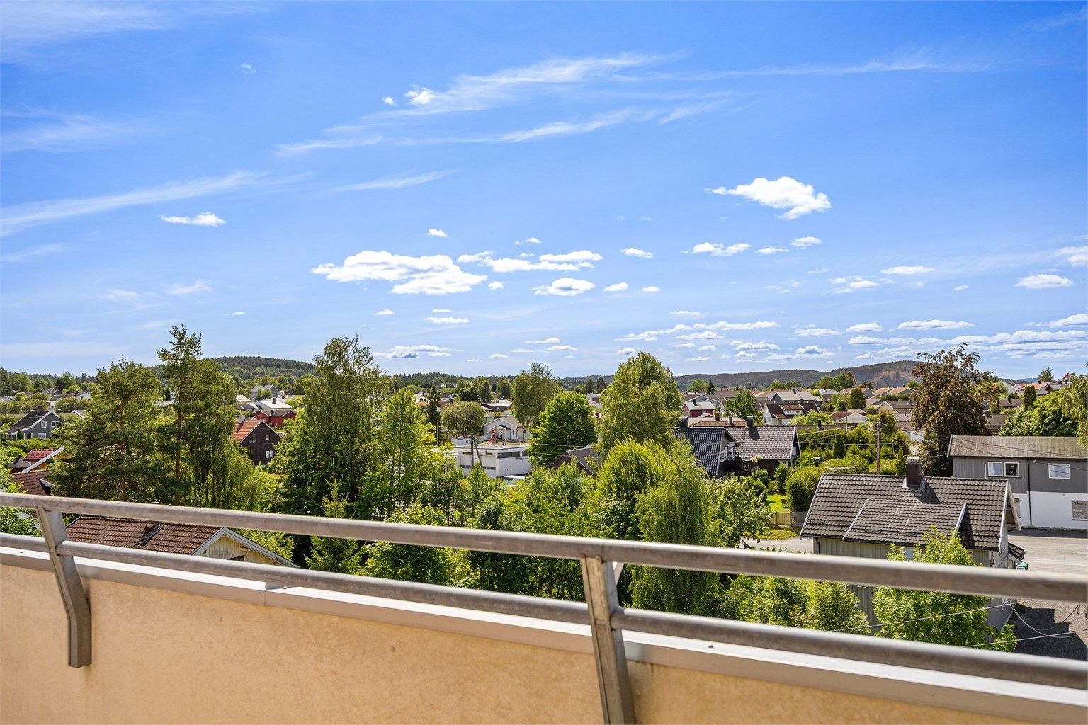 Fra balkongen har man en åpen og fri utsikt over nærområdet.