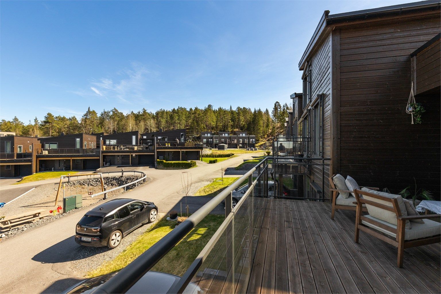 Boligfeltet er utformet med tanke på trivsel for både store og små, med flere lekeplasser og grønne fellesområder.
