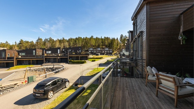 Boligfeltet er utformet med tanke på trivsel for både store og små, med flere lekeplasser og grønne fellesområder.