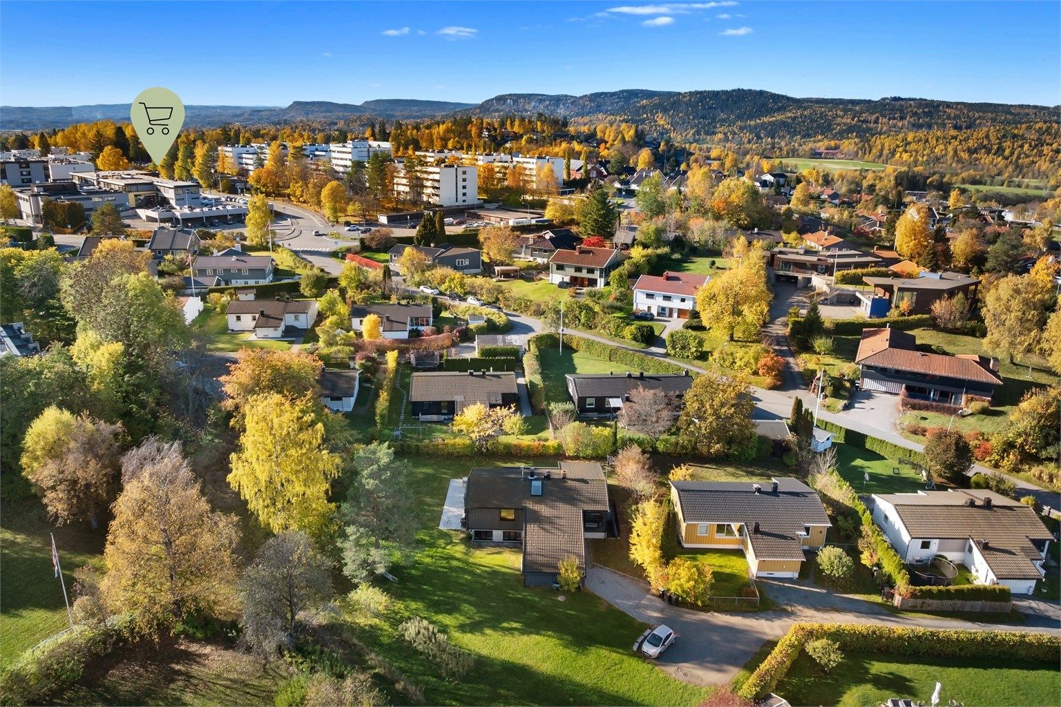 Det er gangavstand til både Eiksmarka senter og Thon senter Østerås (se markering). På Østerås senter finner man Meny, apotek, kafé, vinmonopol, Kappahl, treningssenter, blomsterbutikk og legesenter