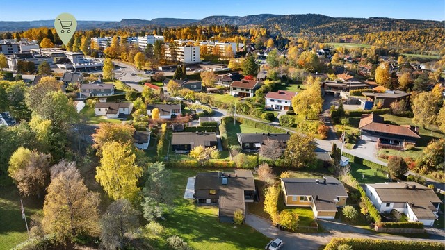 Det er gangavstand til både Eiksmarka senter og Thon senter Østerås (se markering). På Østerås senter finner man Meny, apotek, kafé, vinmonopol, Kappahl, treningssenter, blomsterbutikk og legesenter