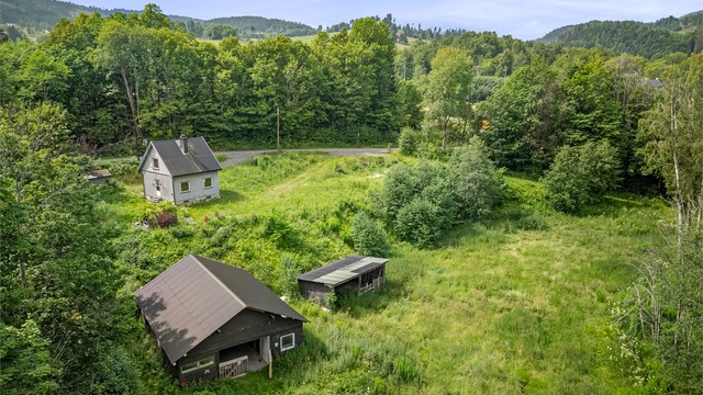 Boligen er i stor grad strippet ned og klar for gjenoppbygging, noe som gir frihet til å utforme boligen etter egne ønsker.