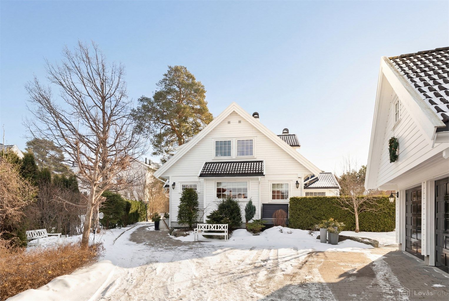 Romslig gårdsplass med belegningsstein