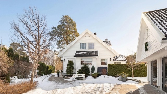 Romslig gårdsplass med belegningsstein