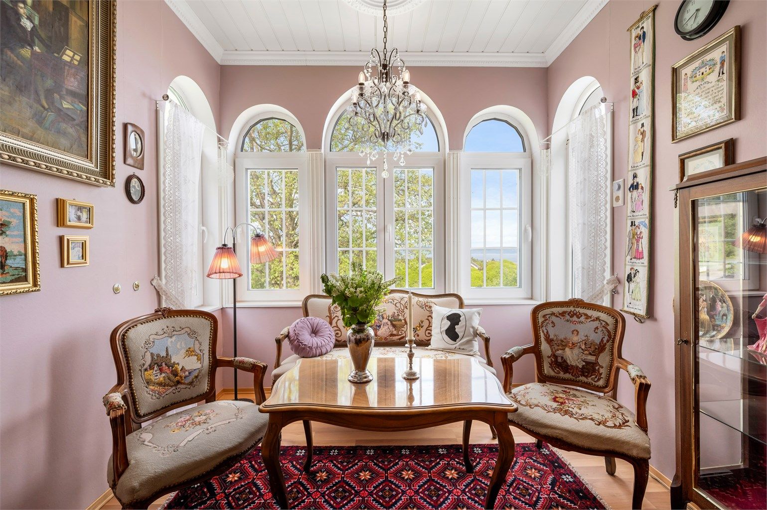 Tårnstua vitner om klassisk stil med stukkatur og buede vinduer. 