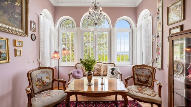 Tårnstua vitner om klassisk stil med stukkatur og buede vinduer.