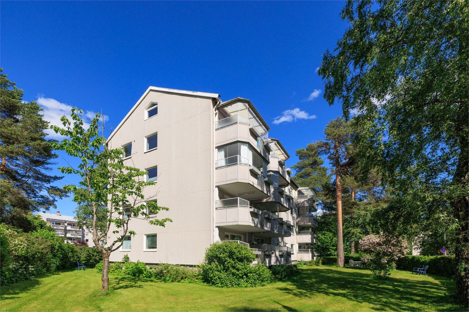Flotte grønne fellesområder for beboerne med sittebenker og lekeplass til de små