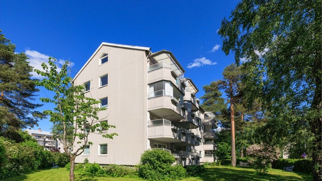 Flotte grønne fellesområder for beboerne med sittebenker og lekeplass til de små