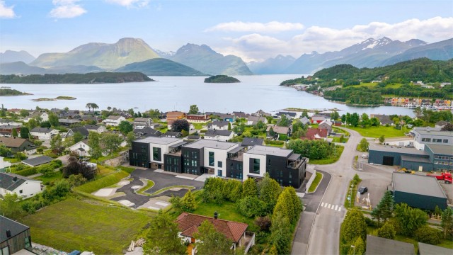 Dronebilde av eiendommen i retning Storfjorden og mot Hjørungfjorden omkranset av Sunnmørsalpene
Foto: Stian Wiik