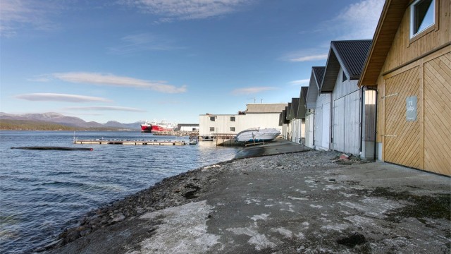 Støpt stø foran naustet mot sjøen - her utsikt innover Ellingsøyfjorden