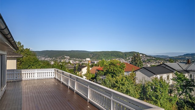 Fra terrassen er det fin utsikt over nærområdet og mot Drammensfjorden.