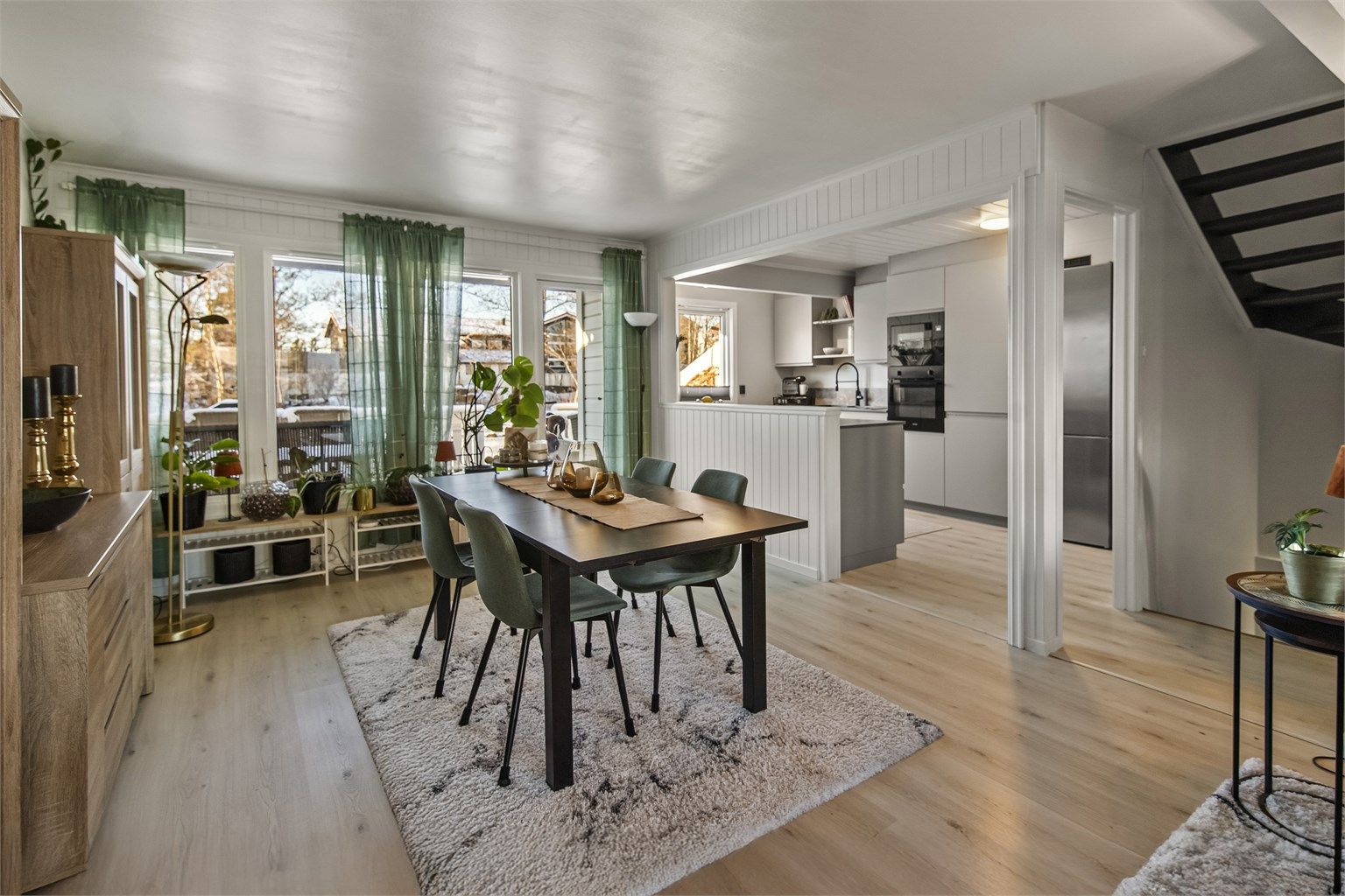 Nytt moderne kjøkken i åpen løsning til stue/spisestue