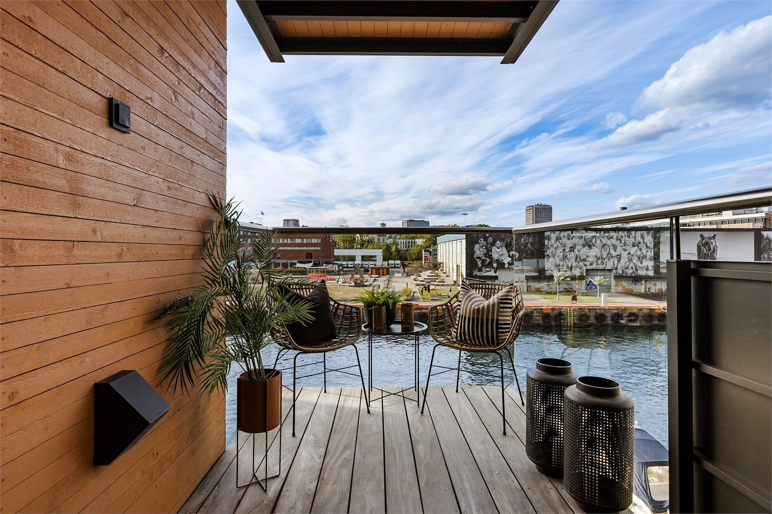 Overbygget nordvestvendt balkong på 6 kvm.