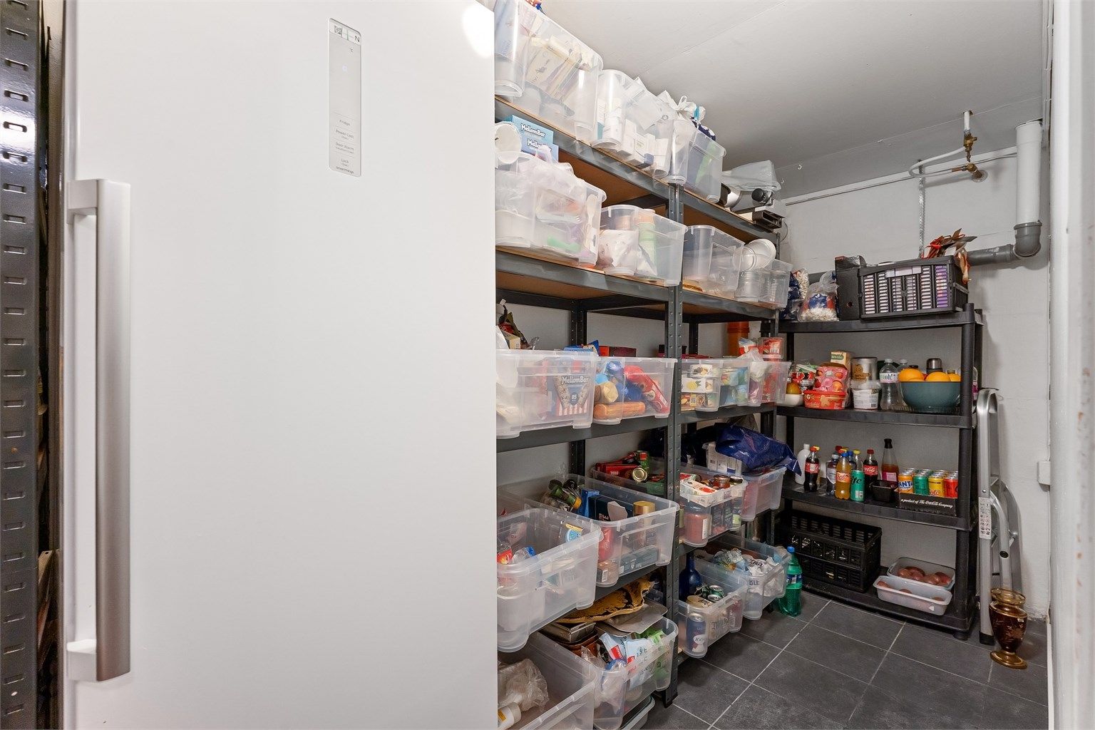 Kjelleren byr på utmerkede lagringsmuligheter med både matbod og en separat bod.