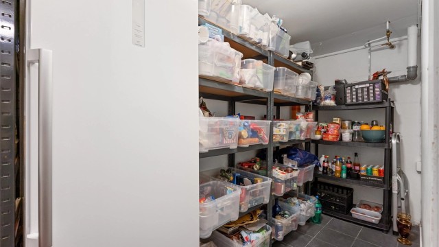 Kjelleren byr på utmerkede lagringsmuligheter med både matbod og en separat bod.