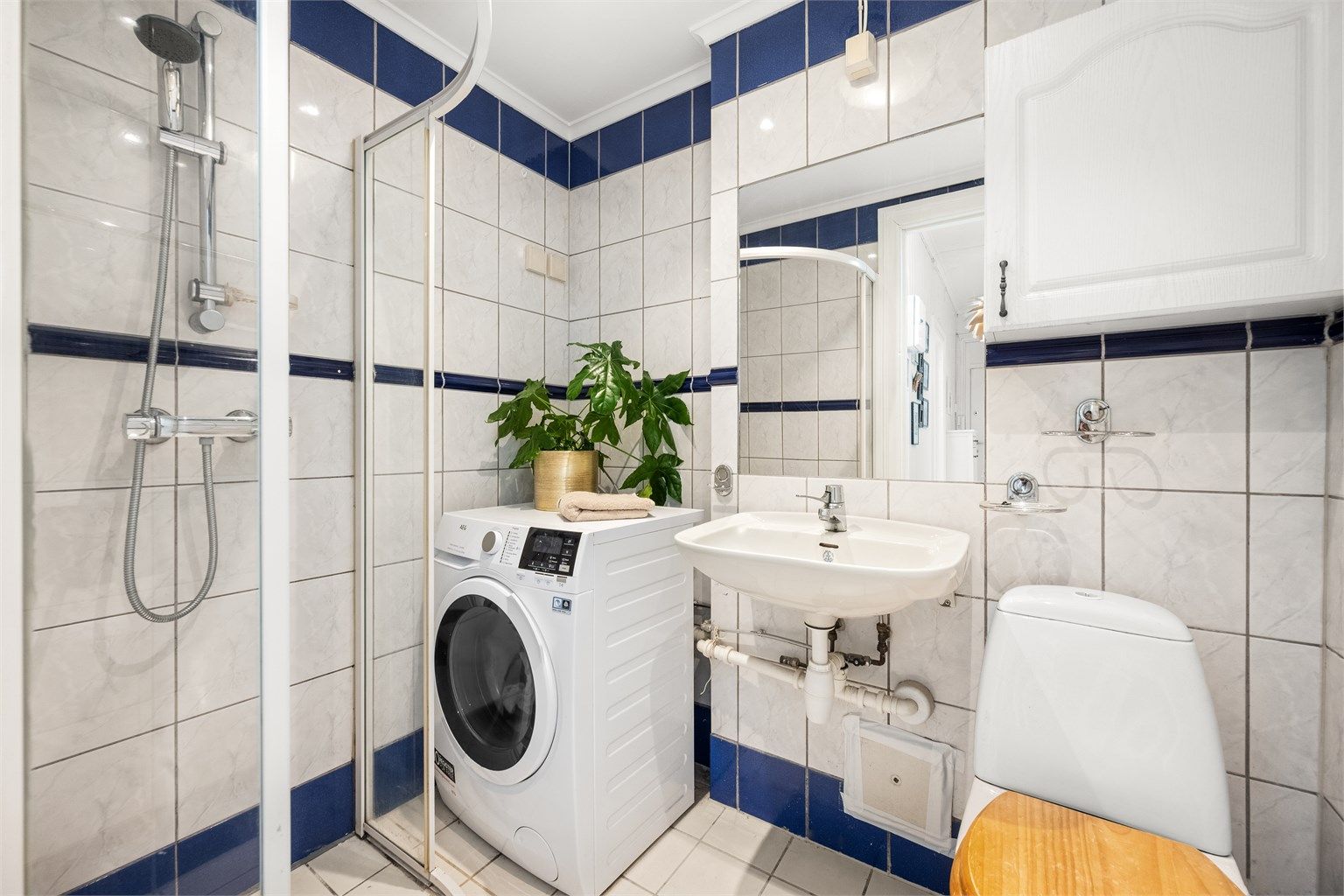 Flislagt bad med gulvvarme og downlights.