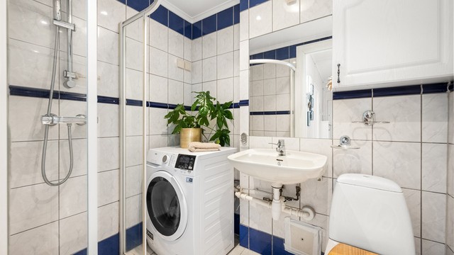 Flislagt bad med gulvvarme og downlights.