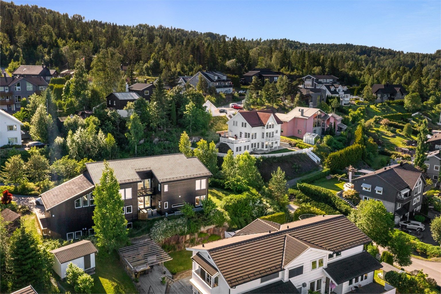 Boligen ligger kort gangavstand til Lommedalen barneskole. Det er også kort vei til barnehager, idrettsanlegg, offentlig kommunikasjon og gode servicetilbud