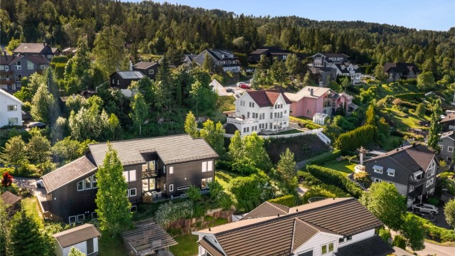 Boligen ligger kort gangavstand til Lommedalen barneskole. Det er også kort vei til barnehager, idrettsanlegg, offentlig kommunikasjon og gode servicetilbud