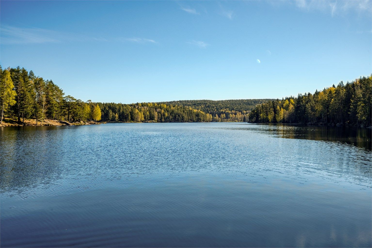 Innover Østmarka finner du du et uendelig antall idylliske turområder. Her fra badeplass ved Nøklevann.