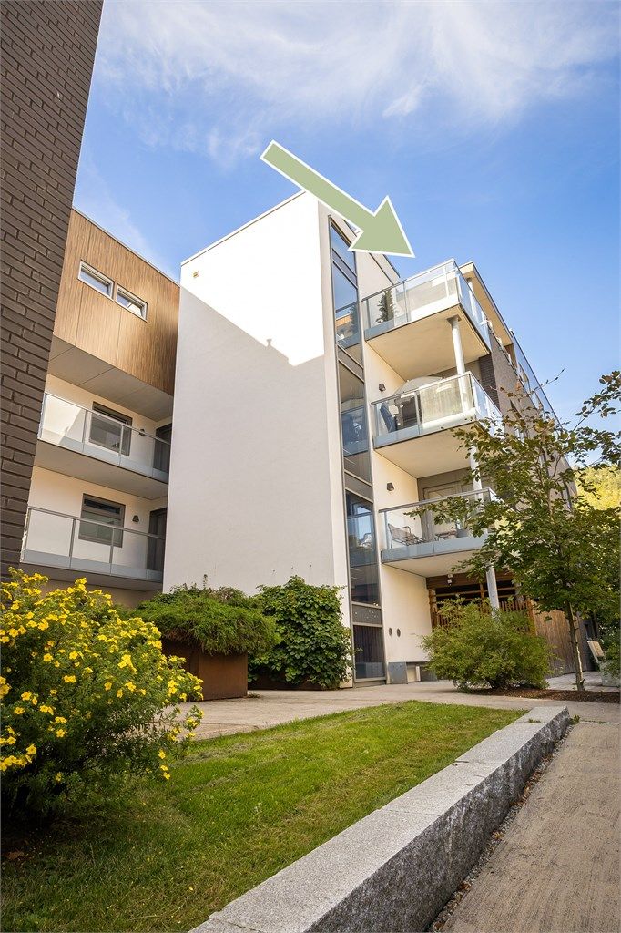 Moderne leilighetsbygg fra 2017. Bak spileveggen til høyre i bildet har sameiet en god sykkelbod for beboere. 