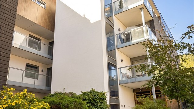 Moderne leilighetsbygg fra 2017. Bak spileveggen til høyre i bildet har sameiet en god sykkelbod for beboere.