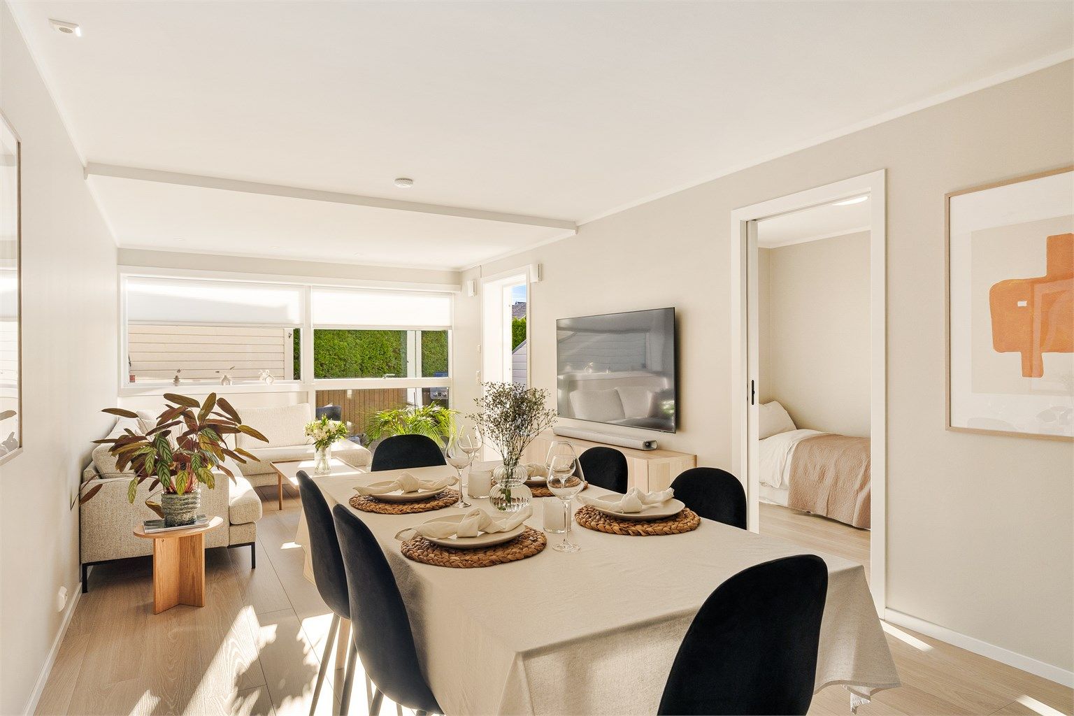 Fjerning av delevegg mellom stuen og kjøkkenet gir både bedre arealutnyttelse, luftigere romfølelse og bedre lysforhold i kjøkkenkroken.