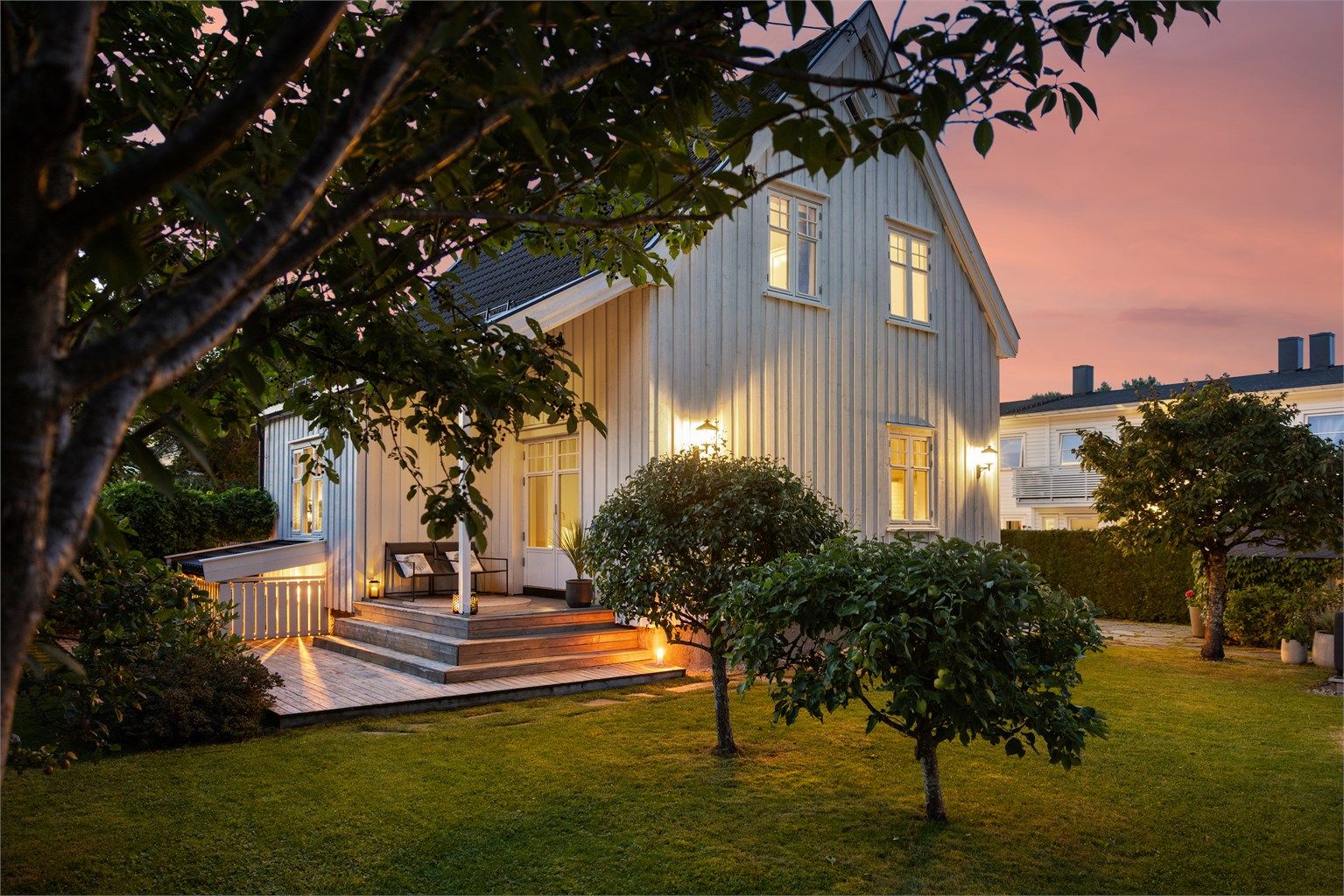 Velkommen til Oberst Rodes vei 70D - Solrik, pen og sjarmerende villa med flott hage og 2 parkeringsplasser