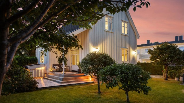 Velkommen til Oberst Rodes vei 70D - Solrik, pen og sjarmerende villa med flott hage og 2 parkeringsplasser