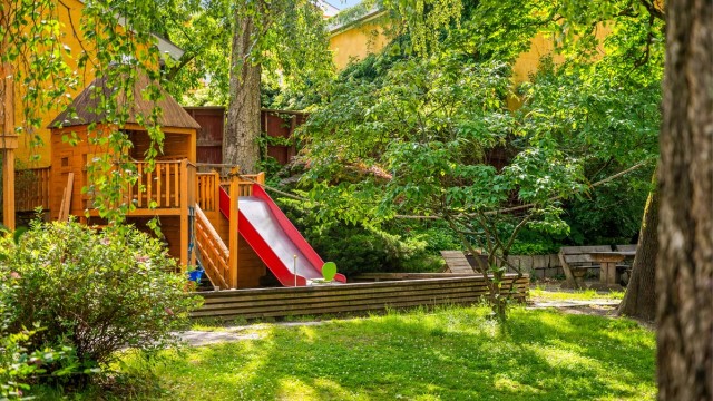 Lekeplassen ligger trygt til på innsiden av tunet, skjermet fra trafikk.