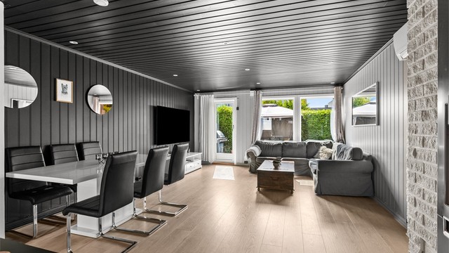 Stuen har plass til både en romslig sofagruppe og en egen spiseplass.