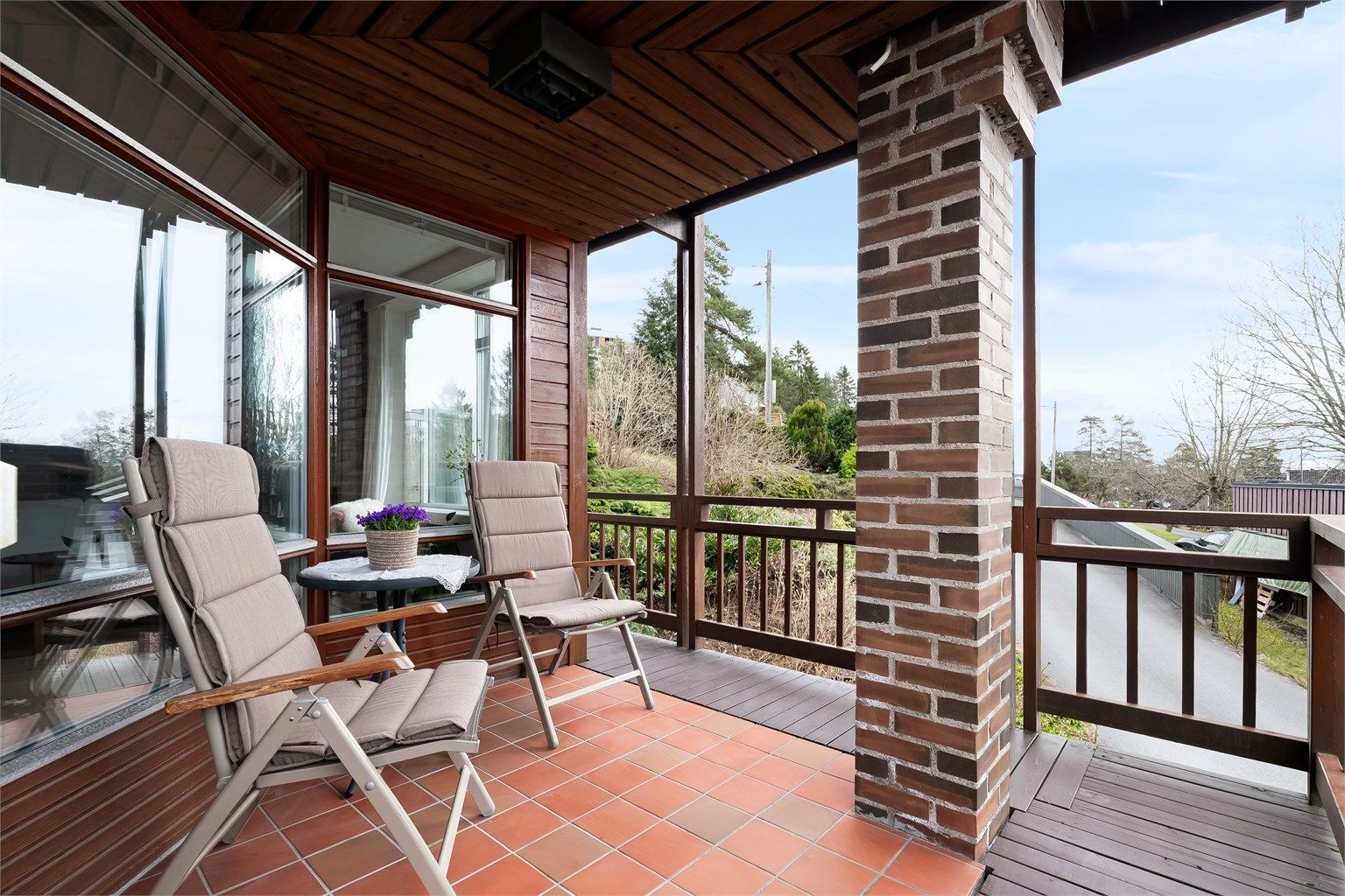 Romslig og solrik balkong i underetasje på 11 kvm som vender sørvest.