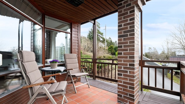 Romslig og solrik balkong i underetasje på 11 kvm som vender sørvest.