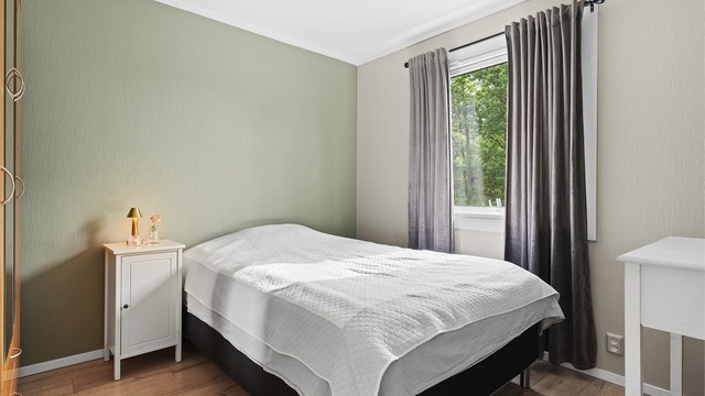 Soverom 2 fra spisestuen.
