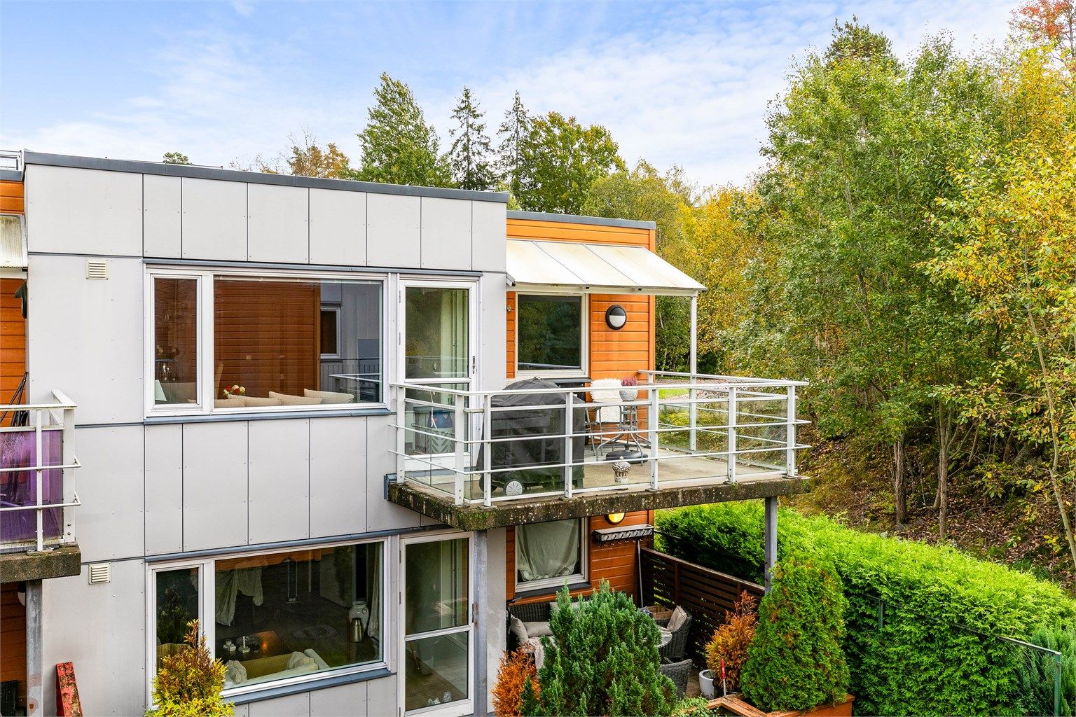 Leiligheten er tilbaketrukket i enden av andre etasje, med balkong mot vest og grøntareal i syd.