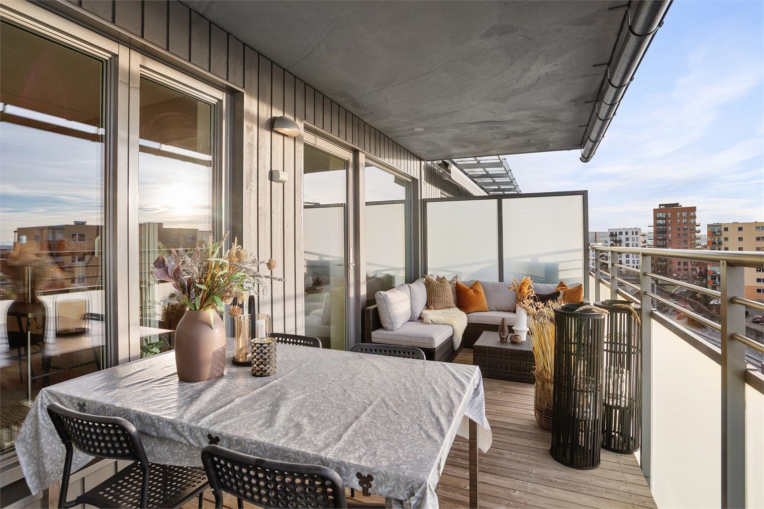 Balkongen er overbygd så her kan du sitte ute selv om det regner - Foto: Eiendomsfoto