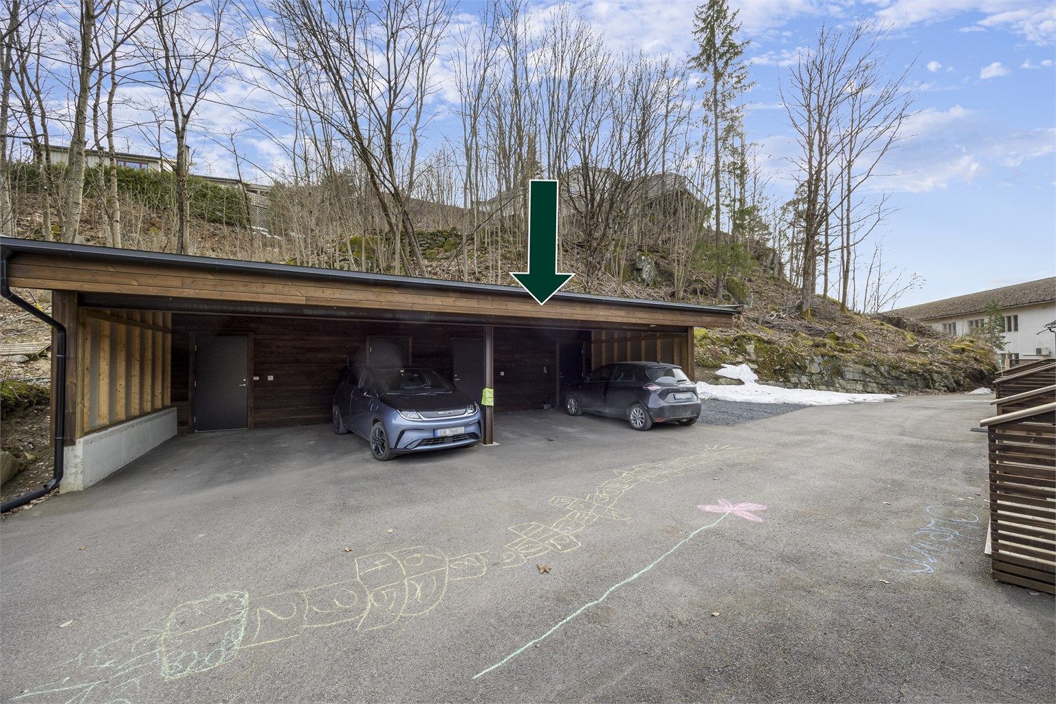 Tilhørende bilopstillingsplass i carport med tilhørende bod bak. Plassen er tinglyst tilhørende leiligheten.