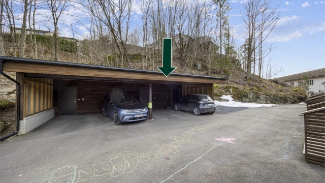 Tilhørende bilopstillingsplass i carport med tilhørende bod bak. Plassen er tinglyst tilhørende leiligheten.