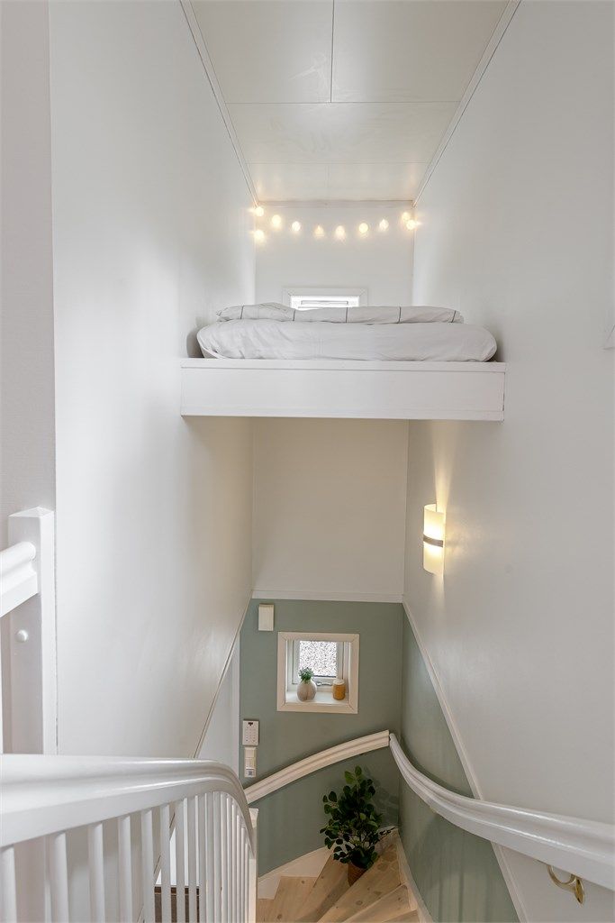 Over trapperommet er det bygget en hems på 2 m² for ekstra oppbevaring eller som en lun lesekrok.
