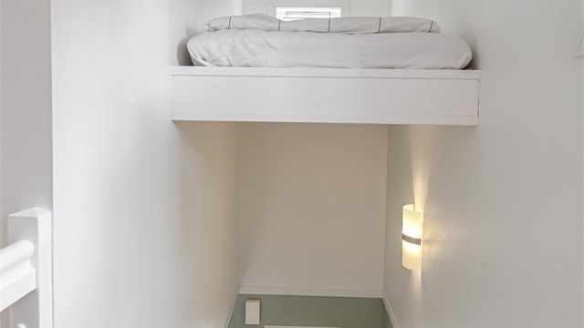Over trapperommet er det bygget en hems på 2 m² for ekstra oppbevaring eller som en lun lesekrok.