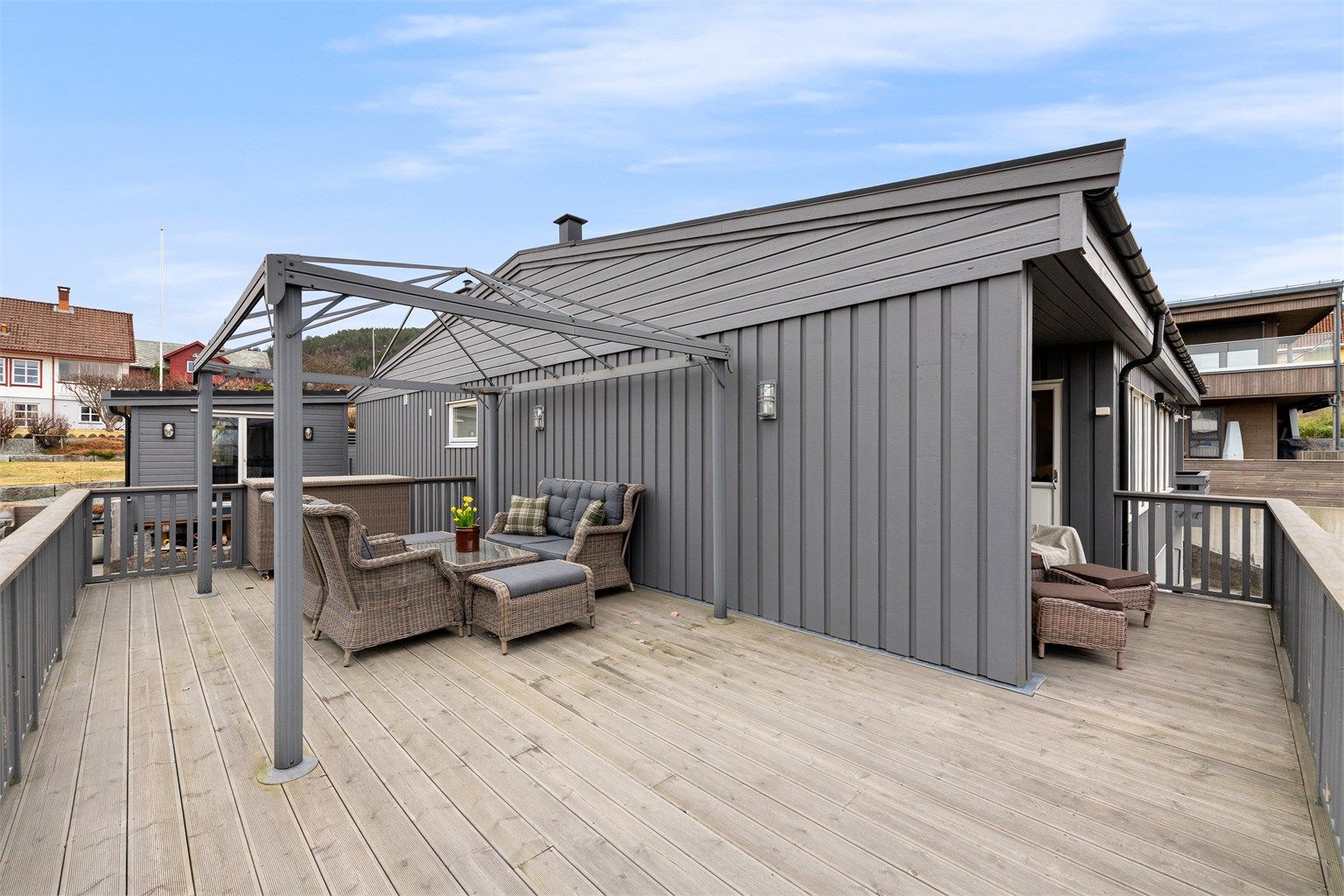 Stuen åpner opp mot en romslig vestvendt terrasse på 37 m² med gode solforhold og fine oppholdssoner. Terrassen er utvidet mot nord (ikke omsøkt/godkjent)