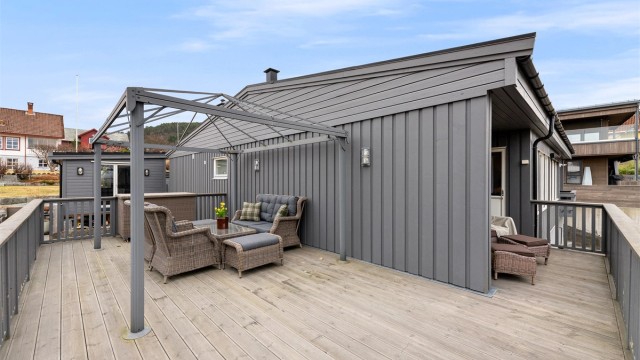 Stuen åpner opp mot en romslig vestvendt terrasse på 37 m² med gode solforhold og fine oppholdssoner. Terrassen er utvidet mot nord (ikke omsøkt/godkjent)